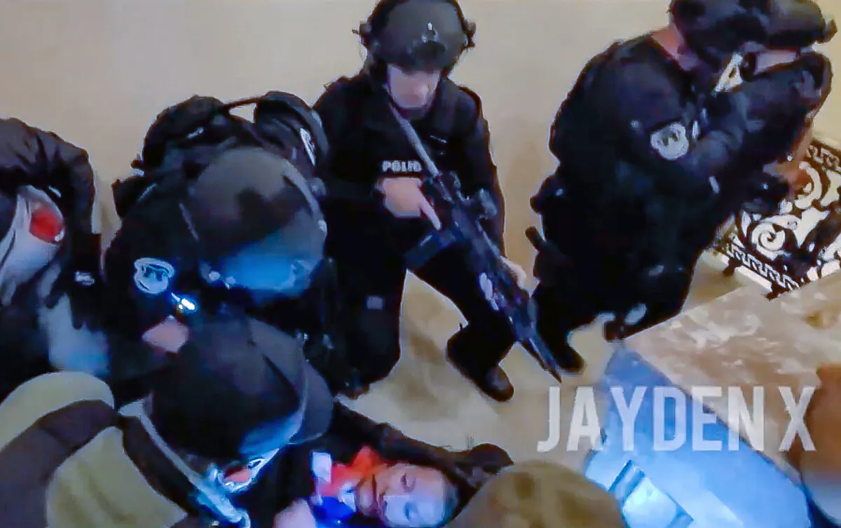 Dr. Austin Harris (lower left) provides medical aid to a wounded Ashli Babbitt at the U.S. Capitol on Jan. 6, 2021. (Jayden X/Screenshot via The Epoch Times)