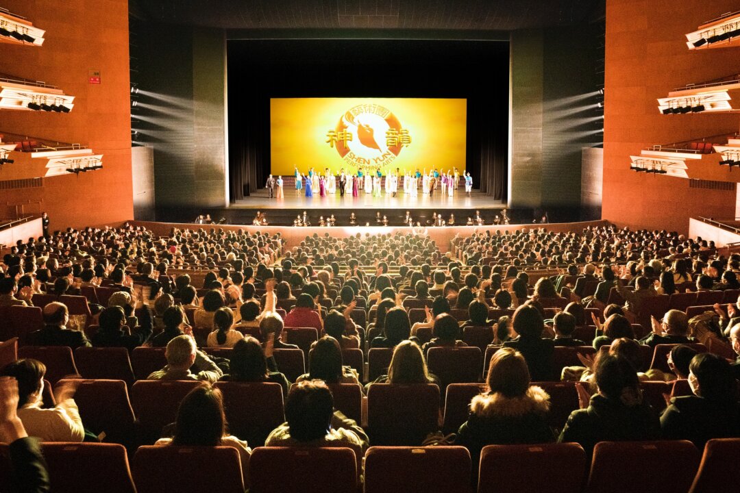 Shen Yun Performing Arts World Company’s curtain call at the Aichi Prefectural Art Theater in Nagoya, Japan, on the evening of Jan. 27, 2023. (Annie Gong/The Epoch Times)