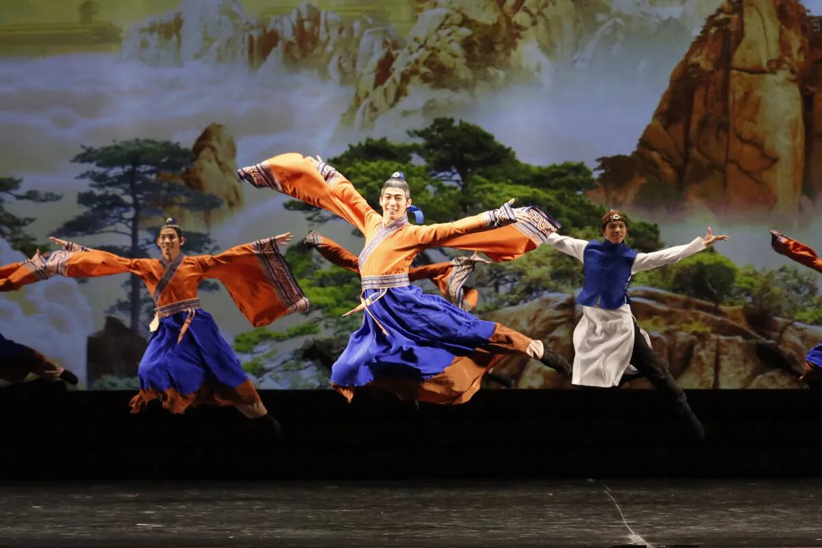 Jisung Kim (C) in "A Passage of Time" from the 2017 Shen Yun Performing Arts tour. (Shen Yun Performing Arts)