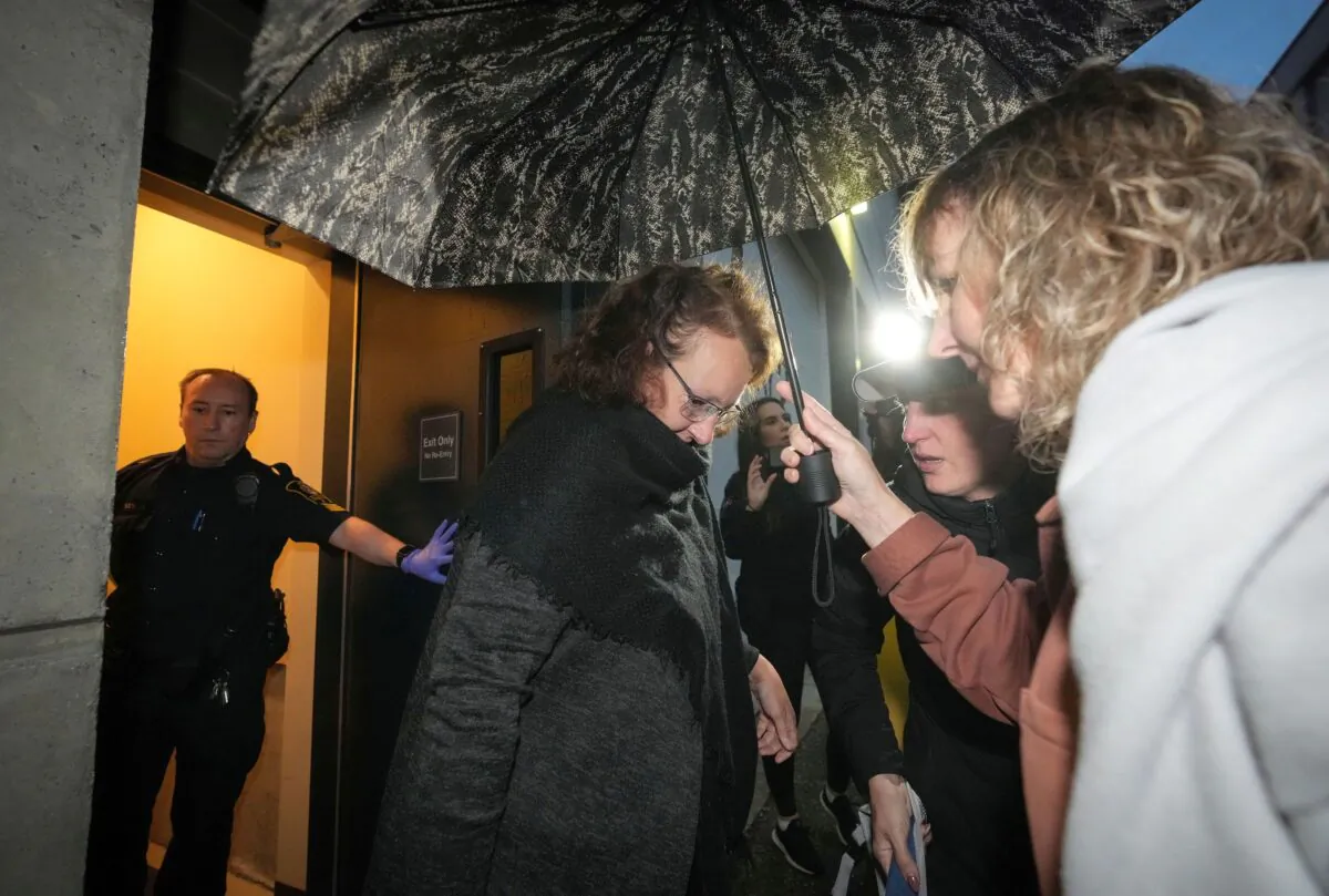 Kimberly Polman (C), who was repatriated to Canada from a detention camp in Syria after marrying an ISIS terrorist, is released from custody at provincial court in Chilliwack, B.C., on Oct. 27, 2022, having been granted bail pending a peace bond hearing. (The Canadian Press/Darryl Dyck)