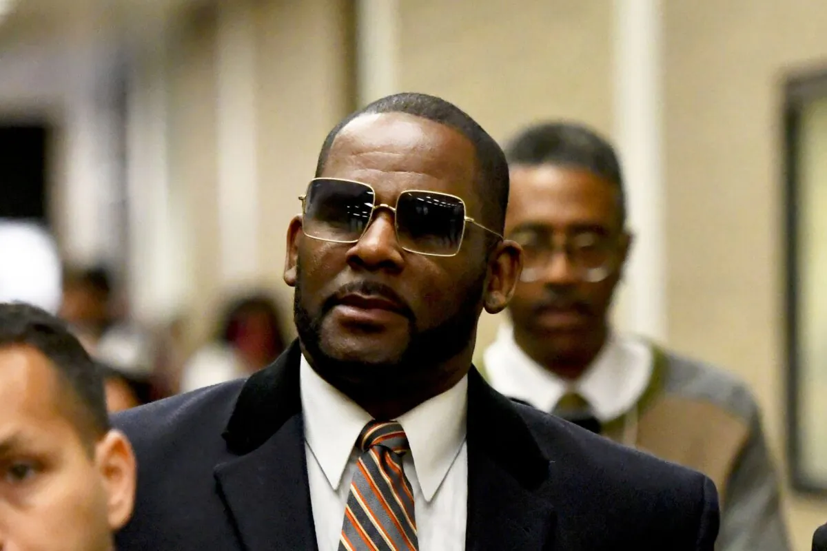 Singer R. Kelly (C) leaves the Daley Center after a hearing in his child support case in Chicago on May 8, 2019. (Matt Marton/AP Photo)