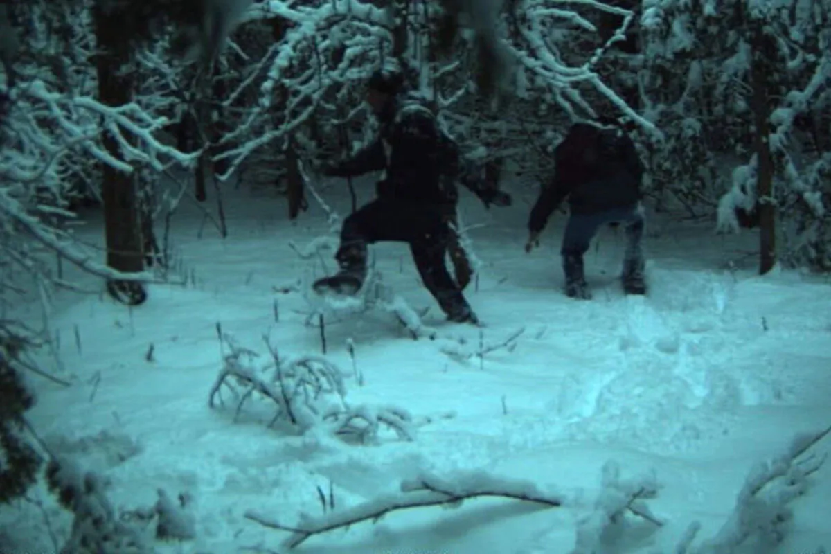 People crossing the Canada–U.S. border illegally. (Twitter/@USBPChiefSWB)