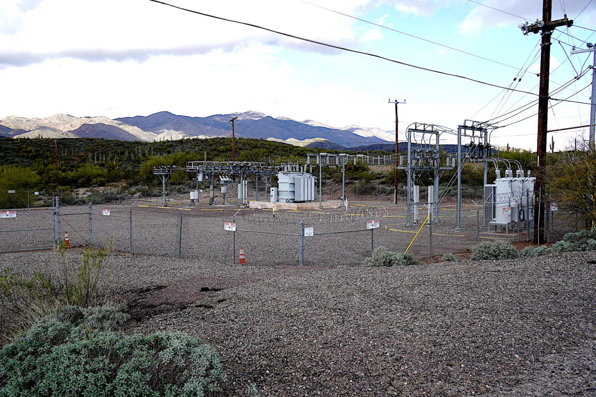 An unmanned power substation in Arizona appears to have only chain link and barbed wire for protection. (Allan Stein/The Epoch Times)