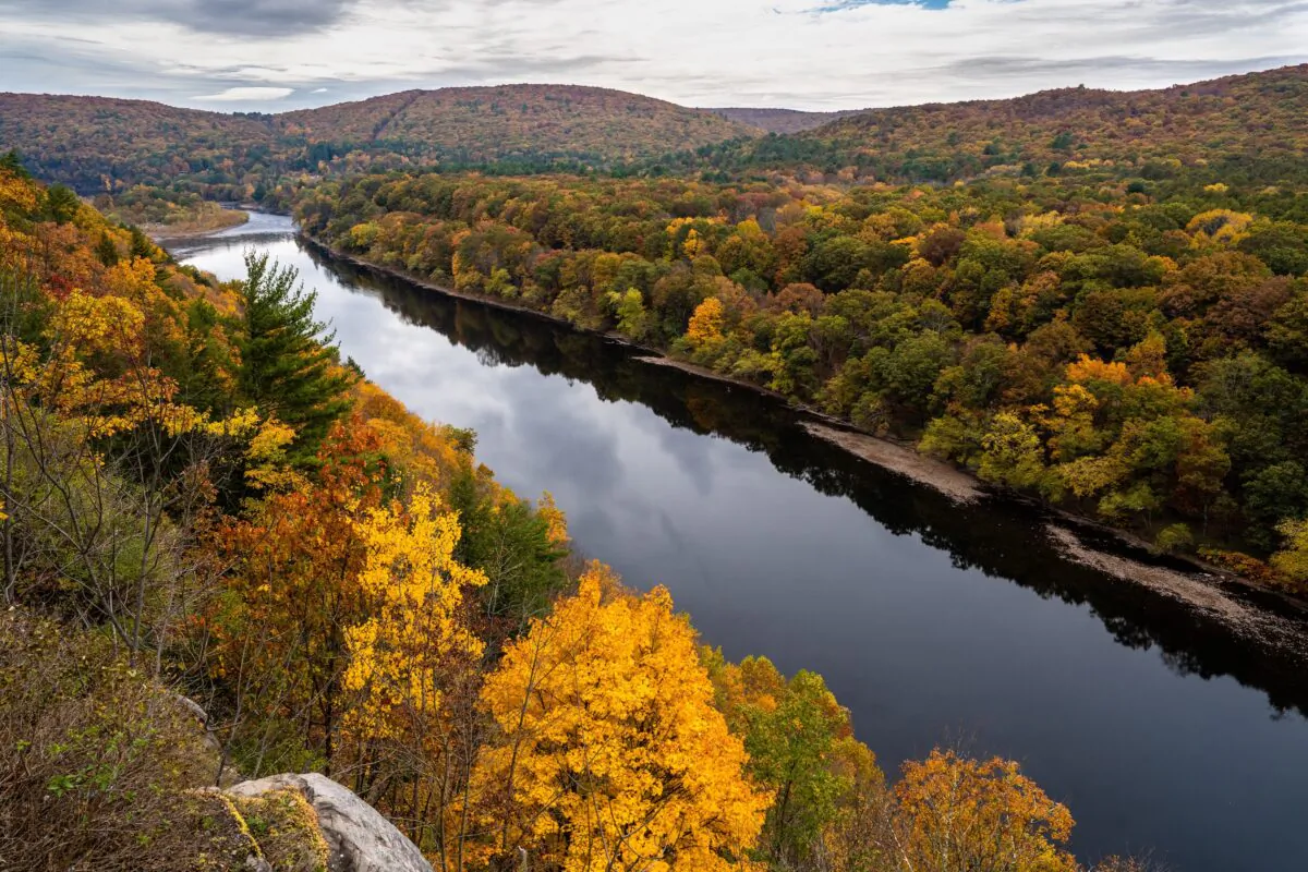 Hawk's Nest outside Port Jervis overlooks the Delaware River in Orange County, N.Y., on Oct. 23, 2022. (Samira Bouaou/The Epoch Times)