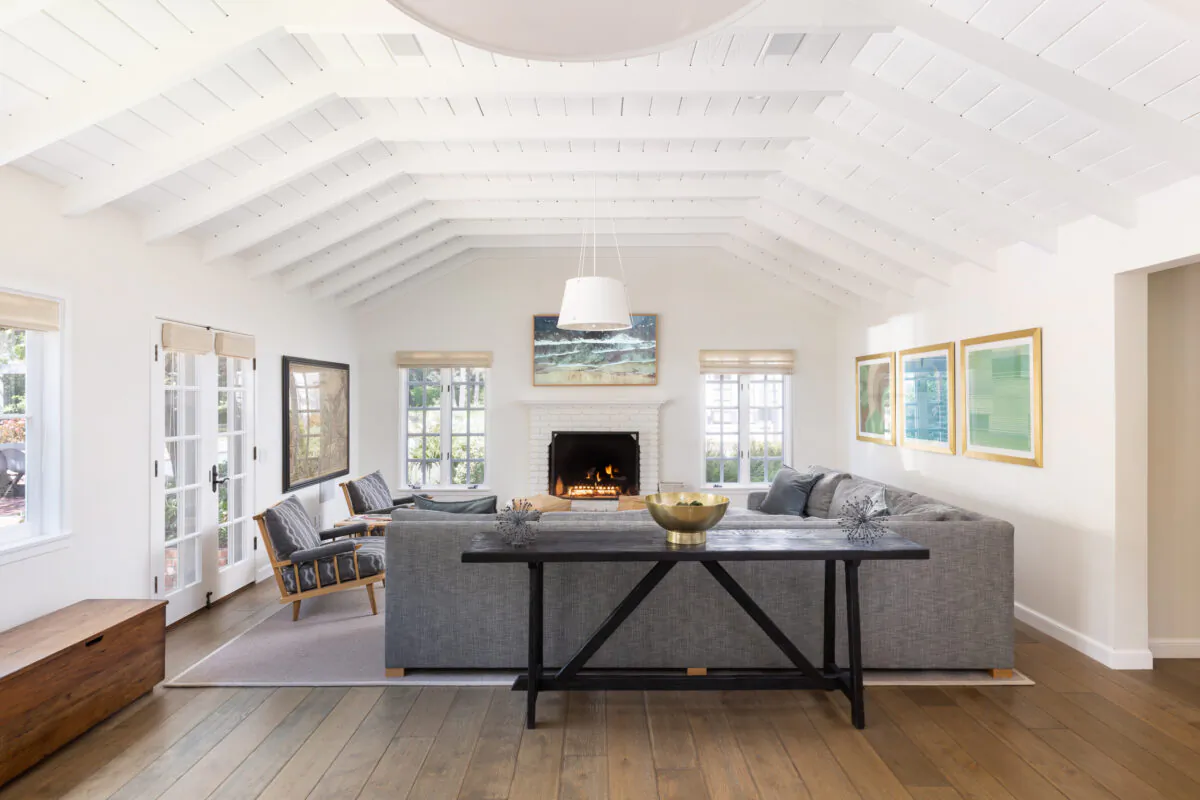 Moody’s design touches are on full display in the living room, with soaring vaulted ceilings, plenty of ambient light, and the soothing touch of a roaring fireplace. (Matt Wier for Sotheby’s International Realty)