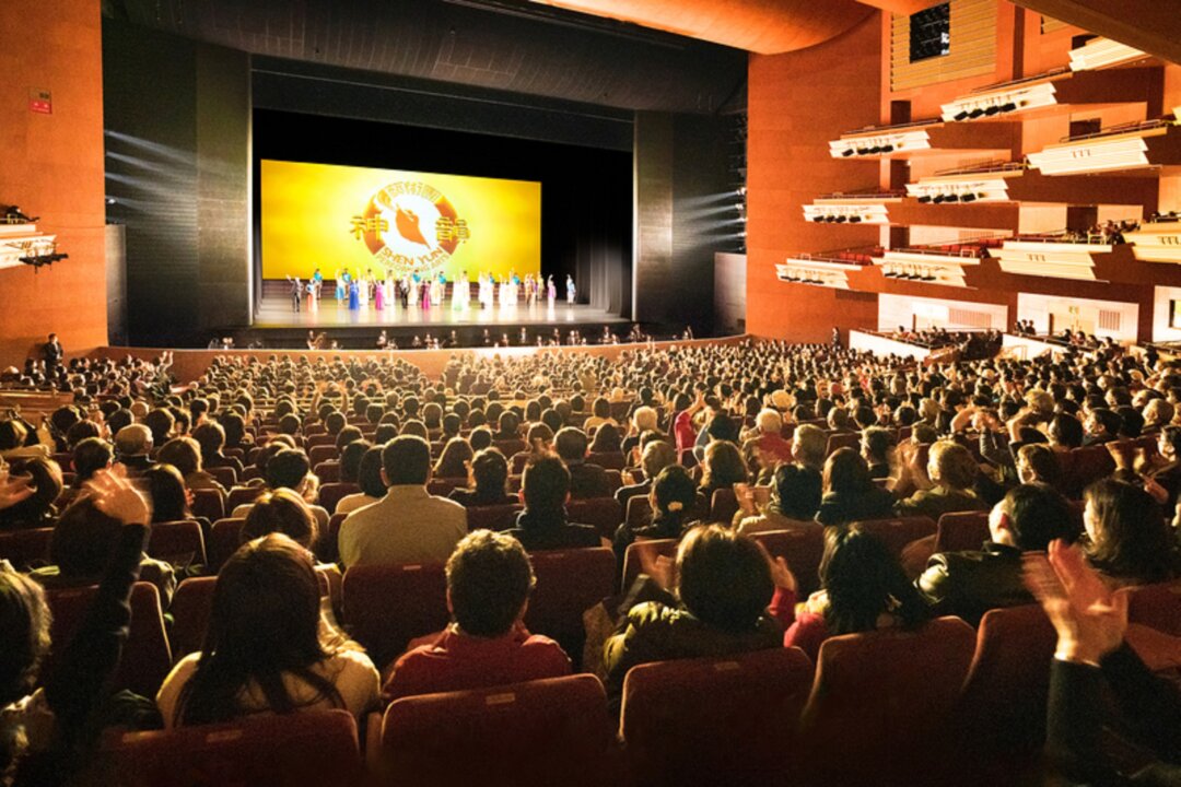 Shen Yun Performing Arts curtain call at the Aichi Prefectural Art Theater in Nagoya, Japan, on the afternoon of Jan. 30, 2023. (Annie Gong/The Epoch Times)