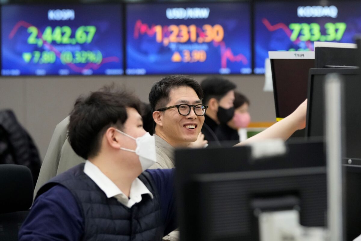 NextImg:Global Shares Fall in Muted Trading Ahead of Fed Meeting