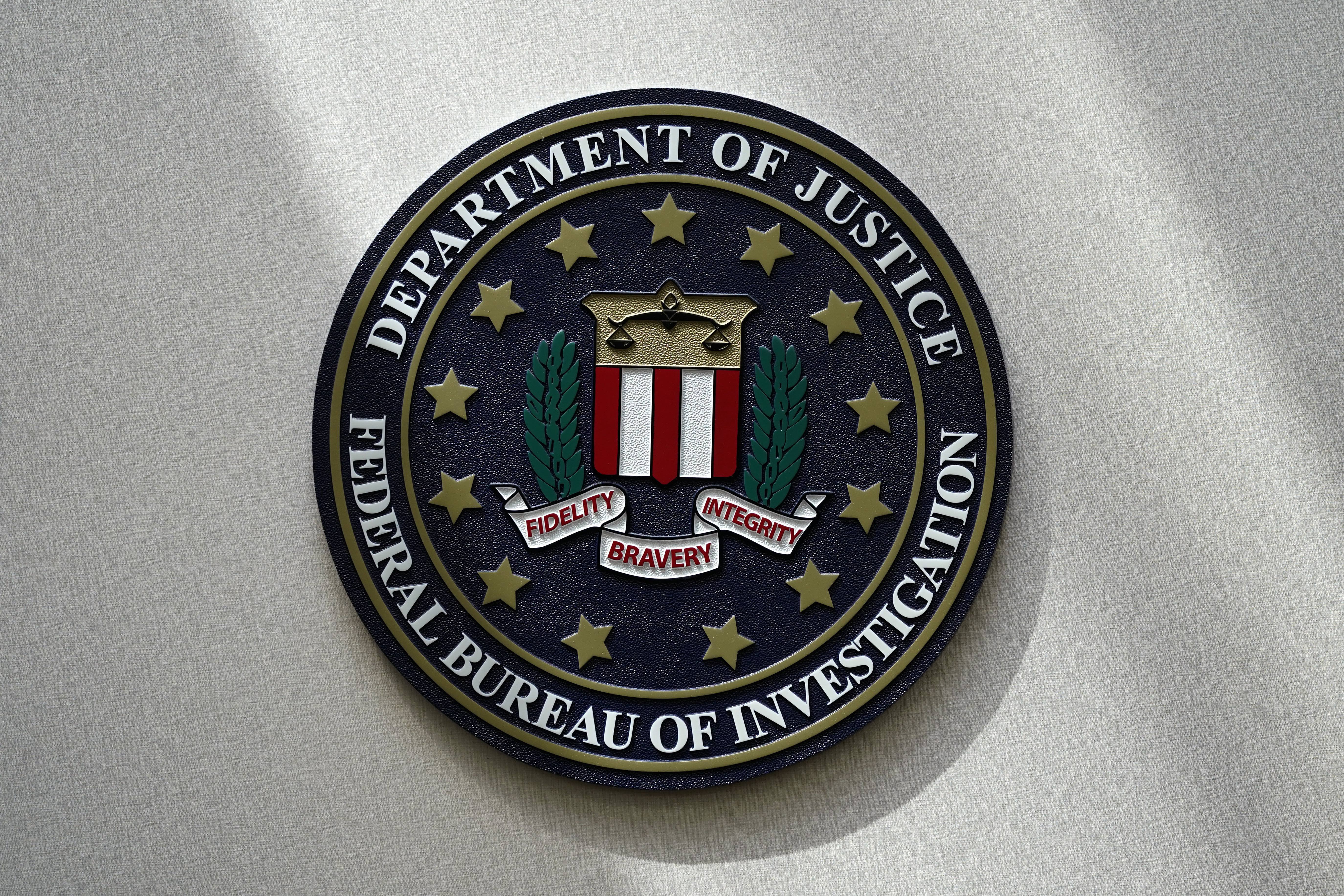 FBI Says Man Had Guns, Ammo, Fake Marshal ID in Baggage - Vimarsana News