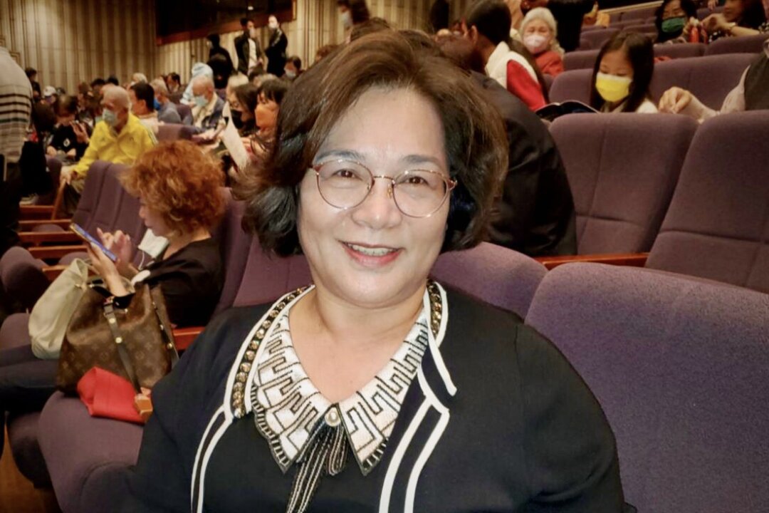 Ms. Chang Su-mei, the president of the Kiwanis International Guanshan Branch, attends Shen Yun Performing Arts at the Chih-The Hall of the Kaohsiung Cultural Center in Kaohsiung, Taiwan, on Feb. 28, 2023. (Chien Hui-min/The Epoch Times)
