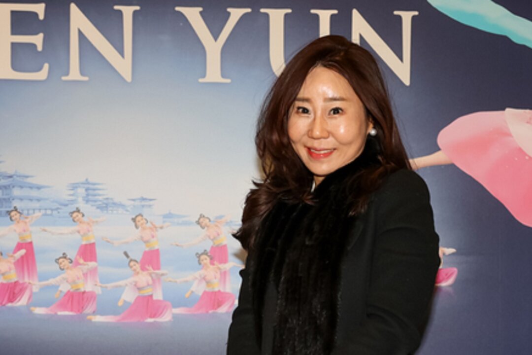 Ms. Hyun Hee-Jung, a gallery owner, attends Shen Yun Performing Arts at the Sohyang Theatre in Busan, South Korea, on Feb. 2, 2023. (Kim Guk-hwan/The Epoch Times)