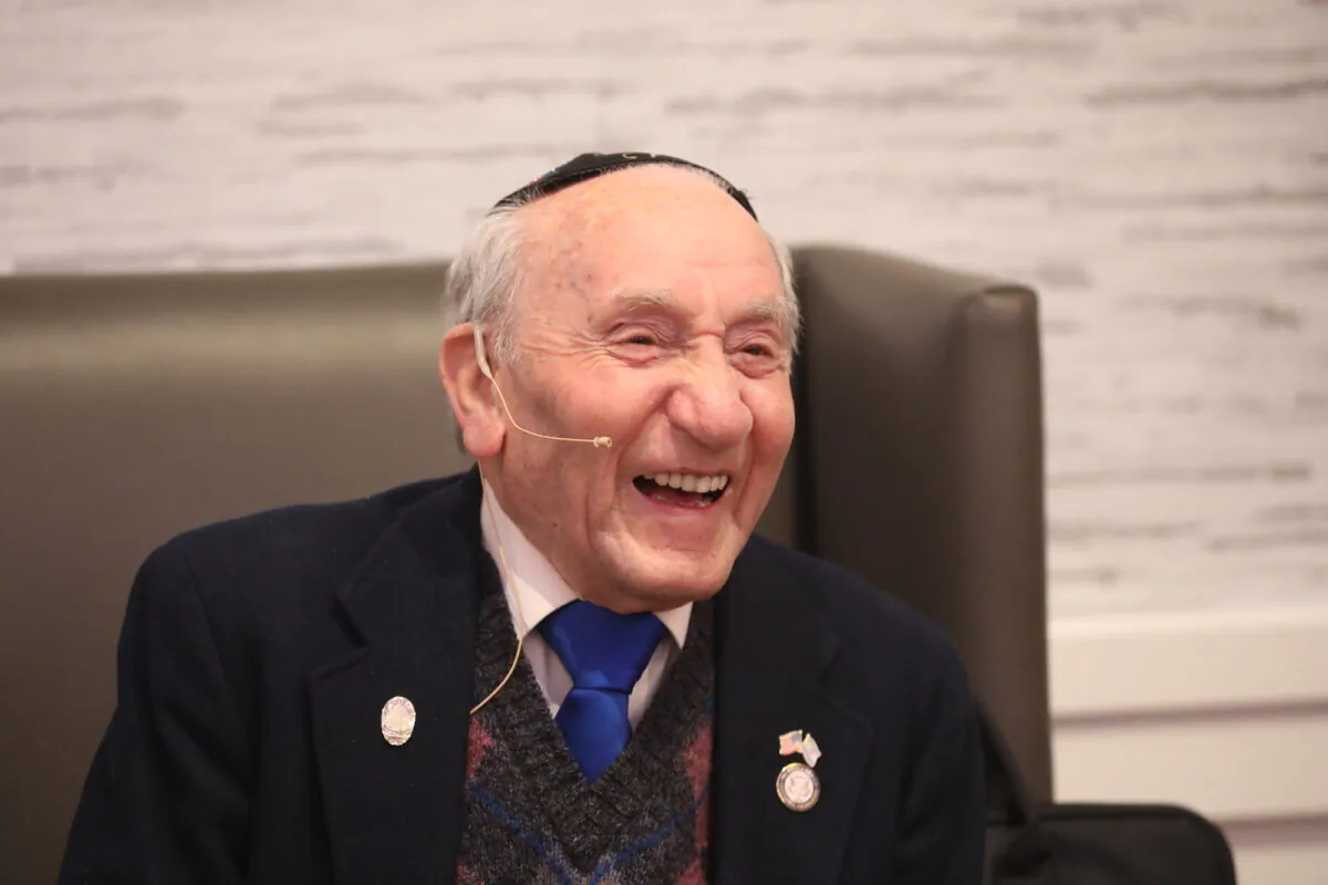 Joseph Alexander shares his experiences of surviving the Holocaust, at the Chabad Center for Jewish Life, on Jan. 27, 2023. (Stephan Abraham/Chabad Center for Jewish Life)
