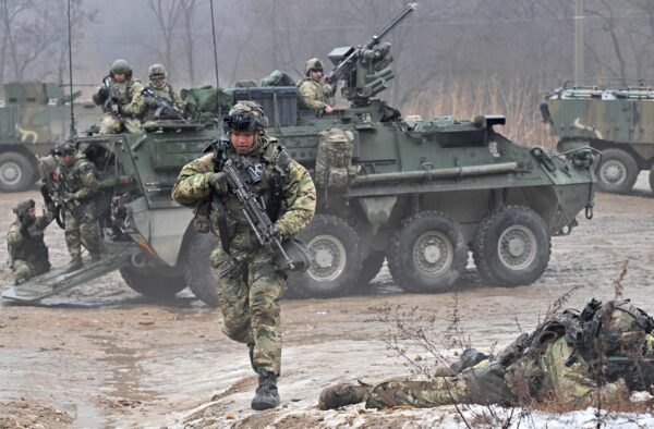 Soldados estadounidenses participan en un simulacro militar conjunto entre el Batallón Stryker de la 2.ª División de Infantería de EE. UU. y la Brigada de Demostración de Tigres del Ejército de la 25.ª División de Infantería de Corea del Sur en un campo de entrenamiento en Paju, Corea del Sur, el 13 de enero de 2023. (Jung Yeon-je/ AFP vía Getty Images)