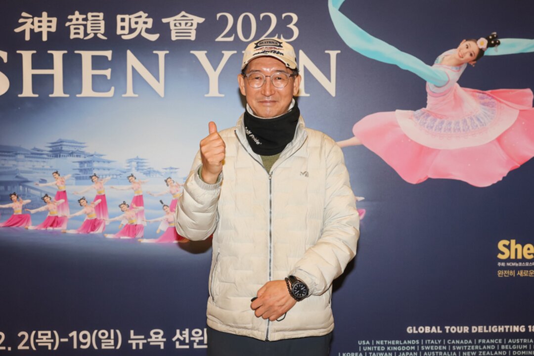 Mr. Koo Bom-ho, the representative of BS Tech in South Korea, attends Shen Yun Performing Arts at the Sohyang Theatre in Busan, South Korea, on Feb. 3, 2023. (Kim Guk-hwan/The Epoch Times)