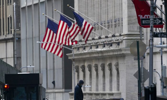 A security guard next to a road block near the New York Stock exchange in the Financial District on Jan. 14, 2022. (Mary Altaffer/AP Photo)