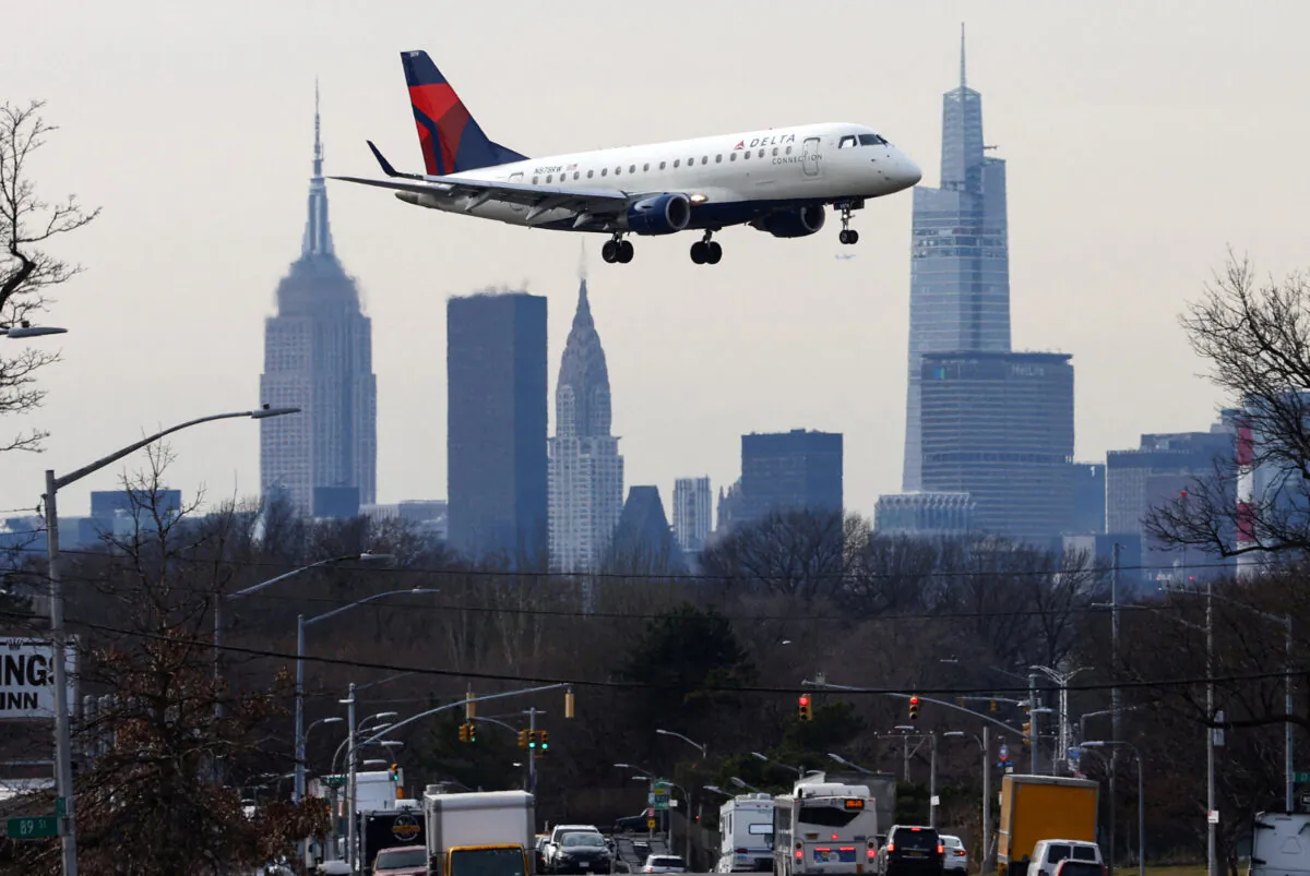 A Delta Airlines jet comes in for a landing at Laguardia Airport, in New York City, on Jan. 11, 2023. (Mike Segar/Reuters)