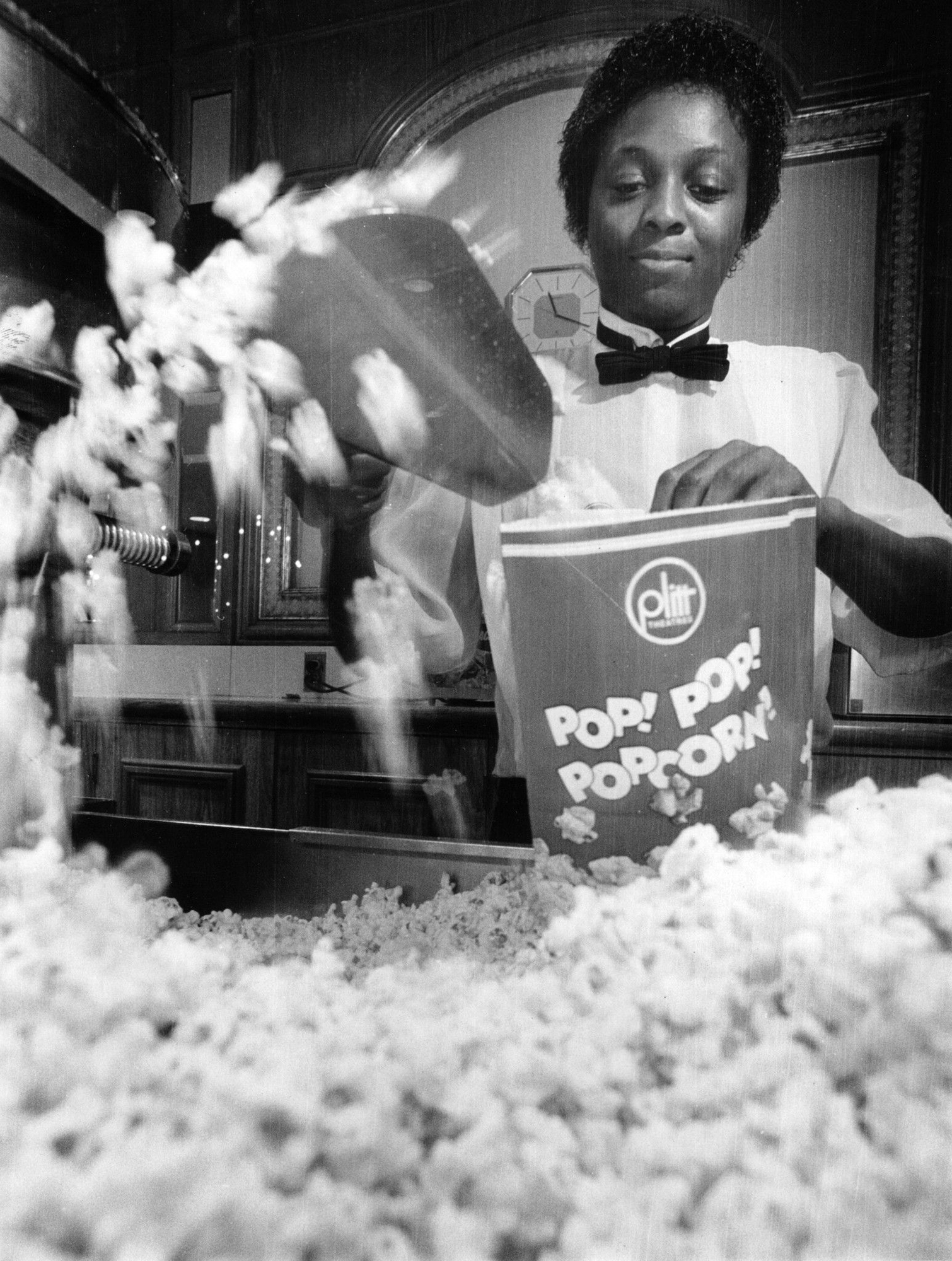 Diane Lee fills a bag with popcorn at the Water Tower Plitt Theatre on Dec. 4, 1986, in Chicago.