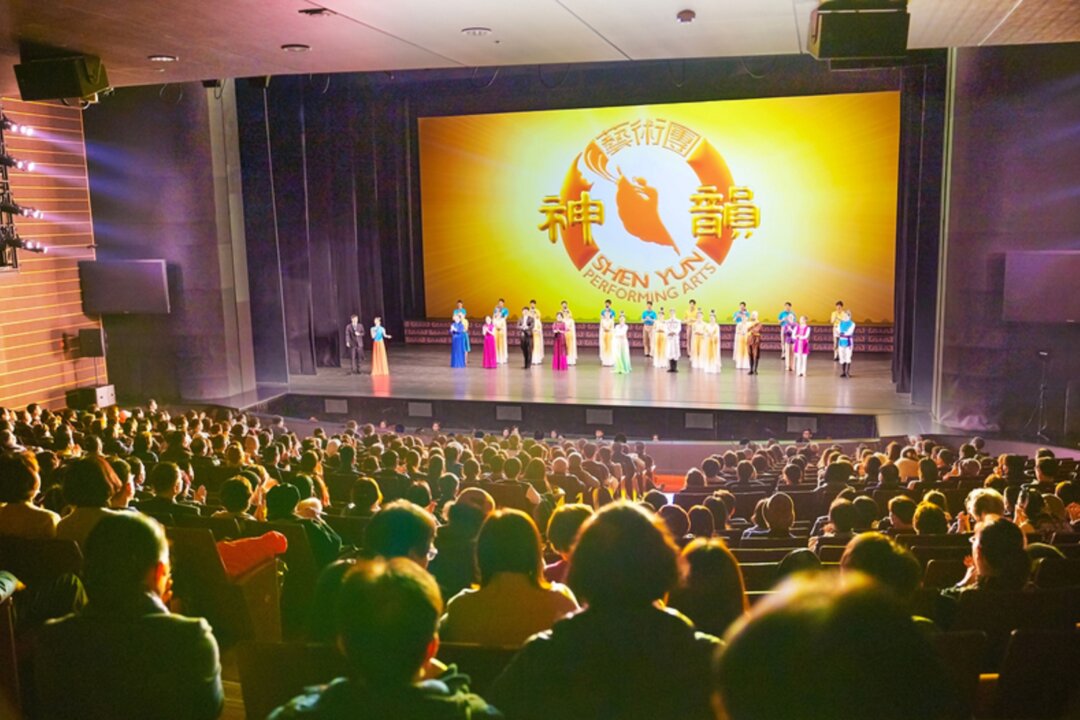 Shen Yun Performing Arts World Company’s curtain call at the Sohyang Theatre in Busan, South Korea, on Feb. 3, 2023. (Kim Guk-hwan/The Epoch Times)