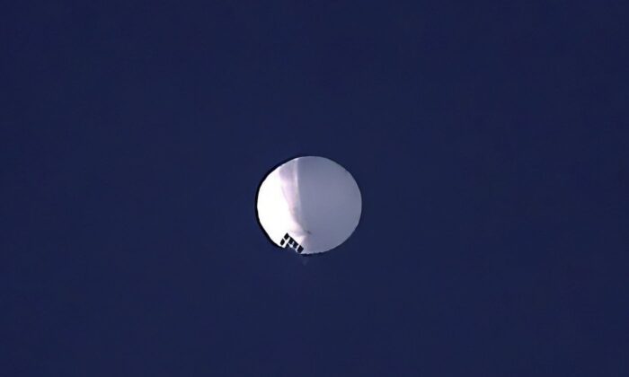 A high altitude balloon floats over Billings, Mont., on Feb. 1, 2023. (The Canadian Press/The Billings Gazette via AP-Larry Mayer)
