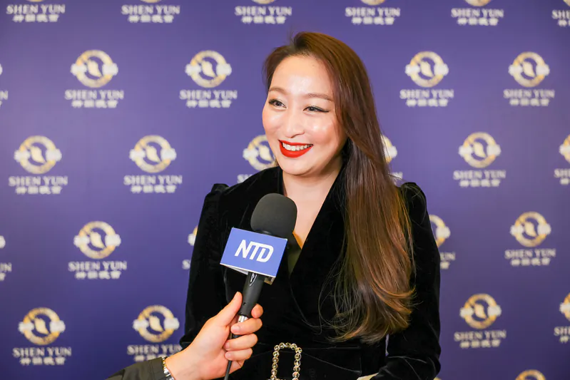 Ms. Yoo Min-na, a flute virtuoso, attends Shen Yun Performing Arts at the Sohyang Theatre in Busan, South Korea, on Feb. 4, 2023. (Kim Guk-hwan/The Epoch Times)