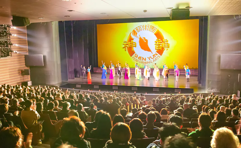 Shen Yun Performing Arts World Company’s curtain call at the Sohyang Theatre in Busan, South Korea, on Feb. 4, 2023. (Kim Guk-hwan/The Epoch Times)