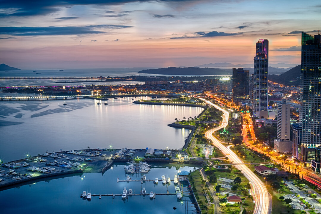 Avenida Balboa at dusk in Panamá City. (Rodrigo Cuel/Shutterstock)