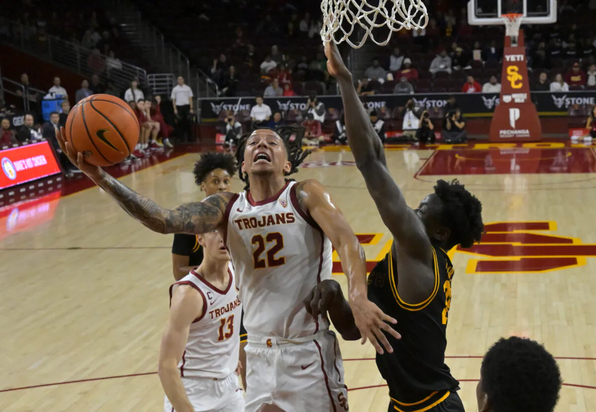 Tre White (22) of the USC Trojans drives past Joel Murray (11) and Aboubacar Traore (25) of the Long Beach State 49ers for a basket in the first half at Galen Center on Dec. 14, 2022 in Los Angeles, (Jayne Kamin-Oncea/Getty Images)