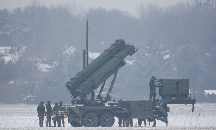 US-Made Patriot Guided Missile Systems Arrive in Ukraine | The Epoch Times