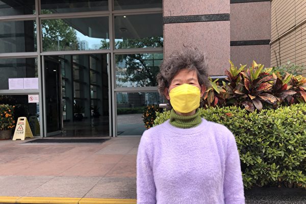 Tsang Hau Sim outside the Fanling Magistrates Courts building in Hong Kong, on Feb. 3, 2023. (Teresa Zhang/The Epoch Times)