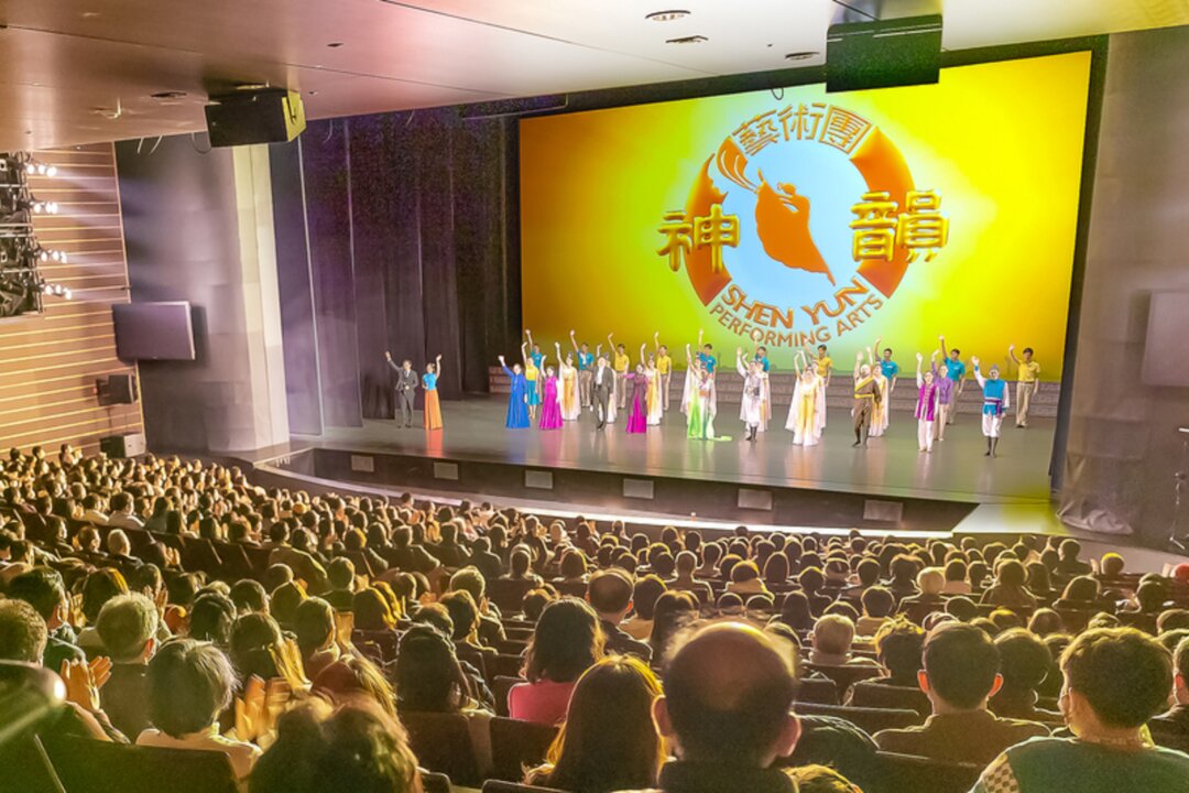 Shen Yun Performing Arts World Company’s curtain call at the Sohyang Theatre in Busan, South Korea, on Feb. 5, 2023. (Kim Guk-hwan/The Epoch Times)