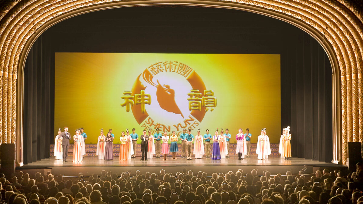Shen Yun Performing Arts’ North America Company’s curtain call at the Orpheum Theater in Phoenix, Arizona, on March 4, 2022. (NTD)