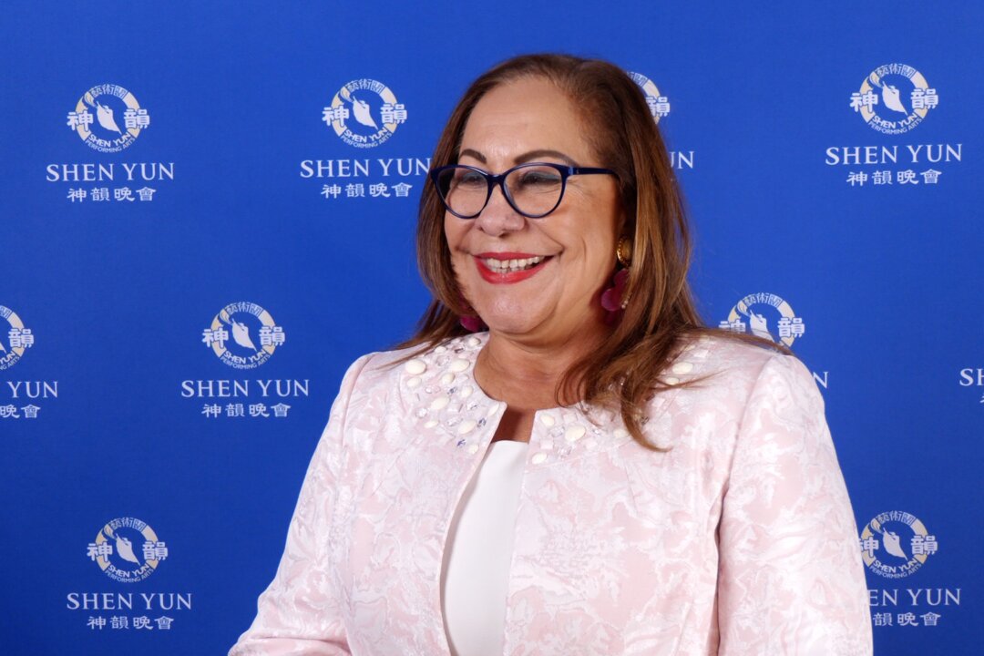 Mrs. Rosa Santos (C), Governor of the province of Santiago de los Caballeros, welcomed Shen Yun to Santiago, Dominican Republic, on the opening night of their performance on Feb. 6. (NTD)