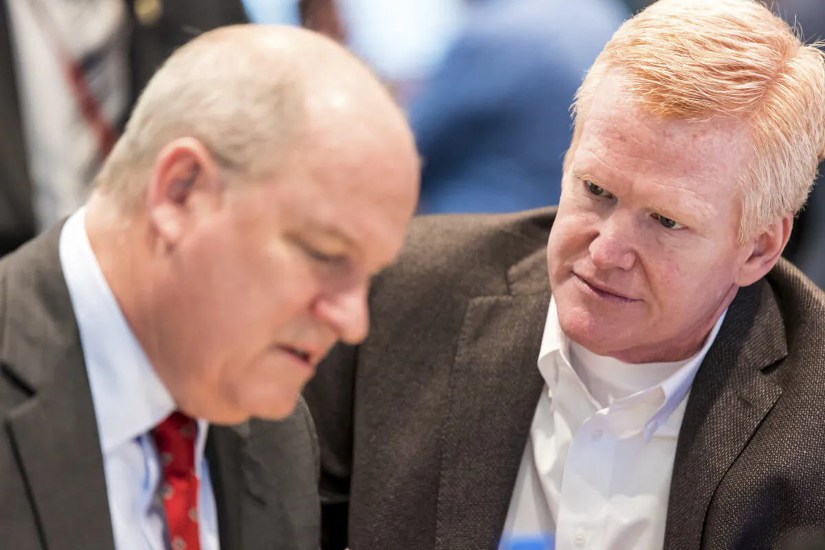Alex Murdaugh (R) speaks with his defense attorney Jim Griffin in the Colleton County Courthouse during Murdaugh's double murder trial in Walterboro, S.C., on Feb. 6, 2023. (Jeff Blake/The State via AP, Pool)