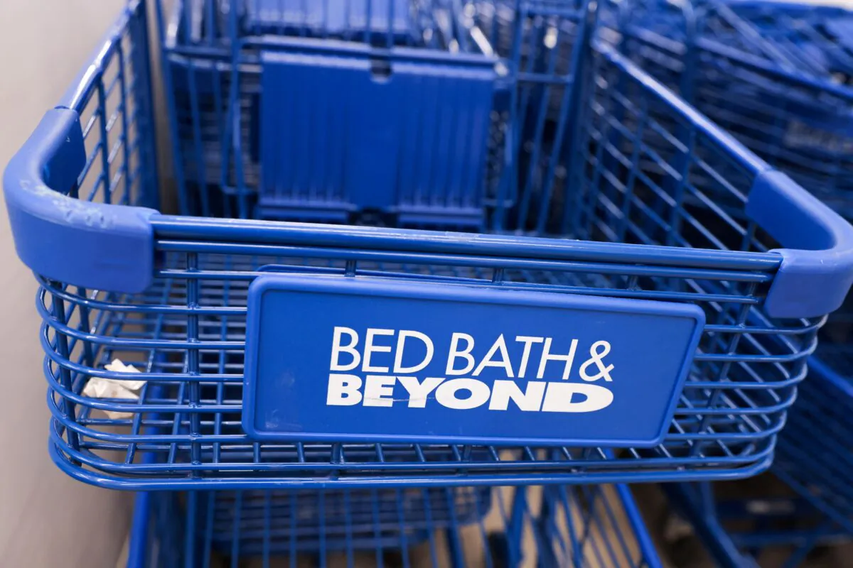A shopping cart at a Bed Bath & Beyond store in Manhattan, New York, on June 29, 2022. (Andrew Kelly/Reuters)