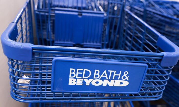 A shopping cart at a Bed Bath & Beyond store in Manhattan, New York, on June 29, 2022. (Andrew Kelly/Reuters)