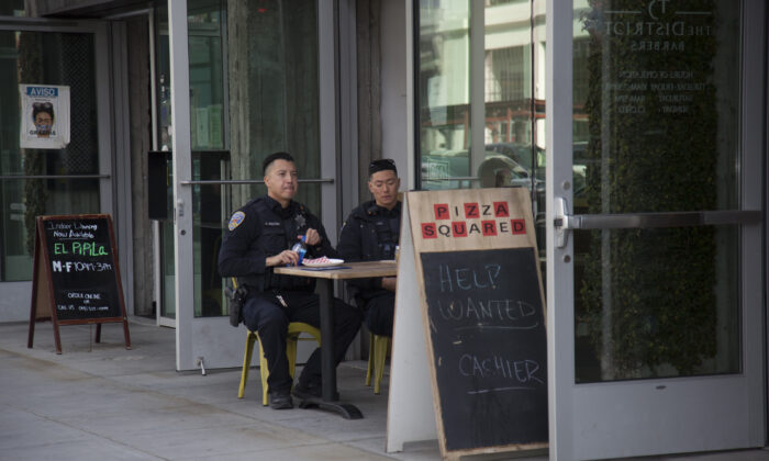 Two police officers have lunch at the San Francisco restaurant Pizza Squared on Feb. 1, 2023. (Lear Zhou/The Epoch Times)