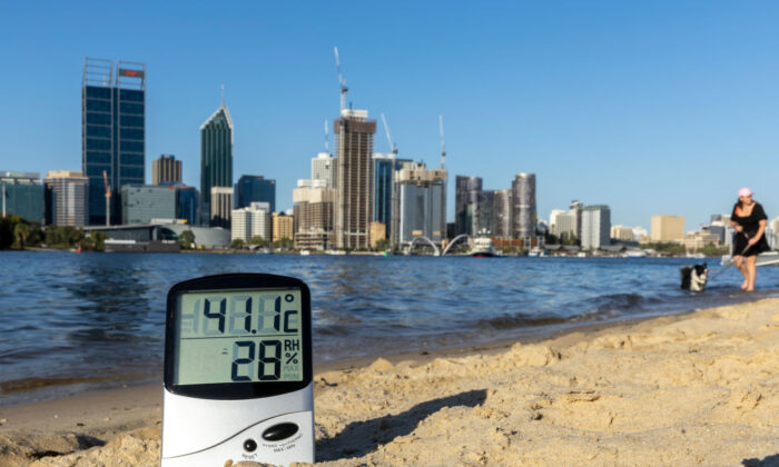 In this photo illustration a thermometer is seen on the banks of the Swan River on January 22, 2022 in Perth, Australia. (Photo by Paul Kane/Getty Images)