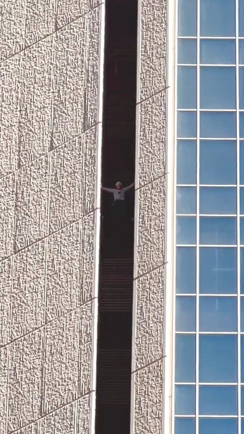 Maison Deschamps climbs Chase Tower
