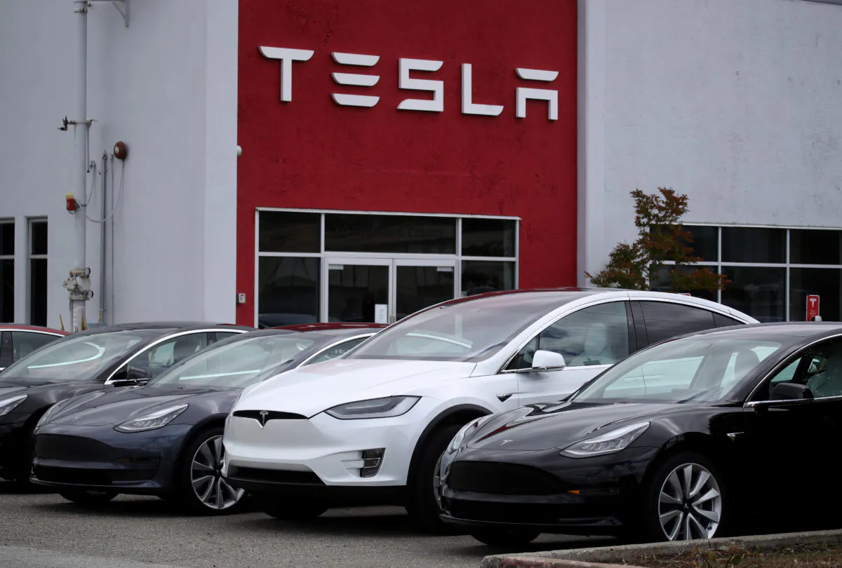 Tesla cars are parked in front of a Tesla showroom and service center in Burlingame, Calif., on May 20, 2019. (Justin Sullivan/Getty Images)