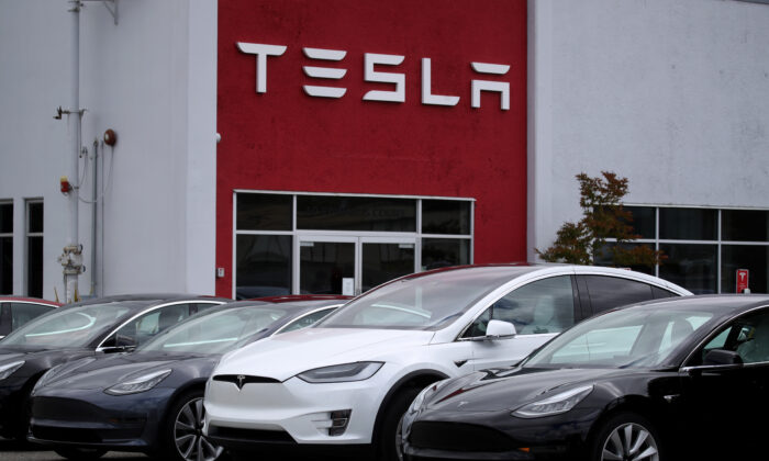 Tesla cars are parked in front of a Tesla showroom and service center in Burlingame, Calif., on May 20, 2019. (Justin Sullivan/Getty Images)