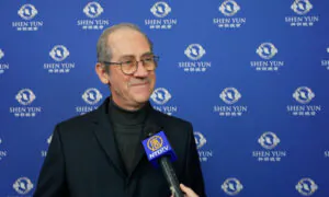 Shen Yun Brings Audience in Lyon Hope and Serenity
