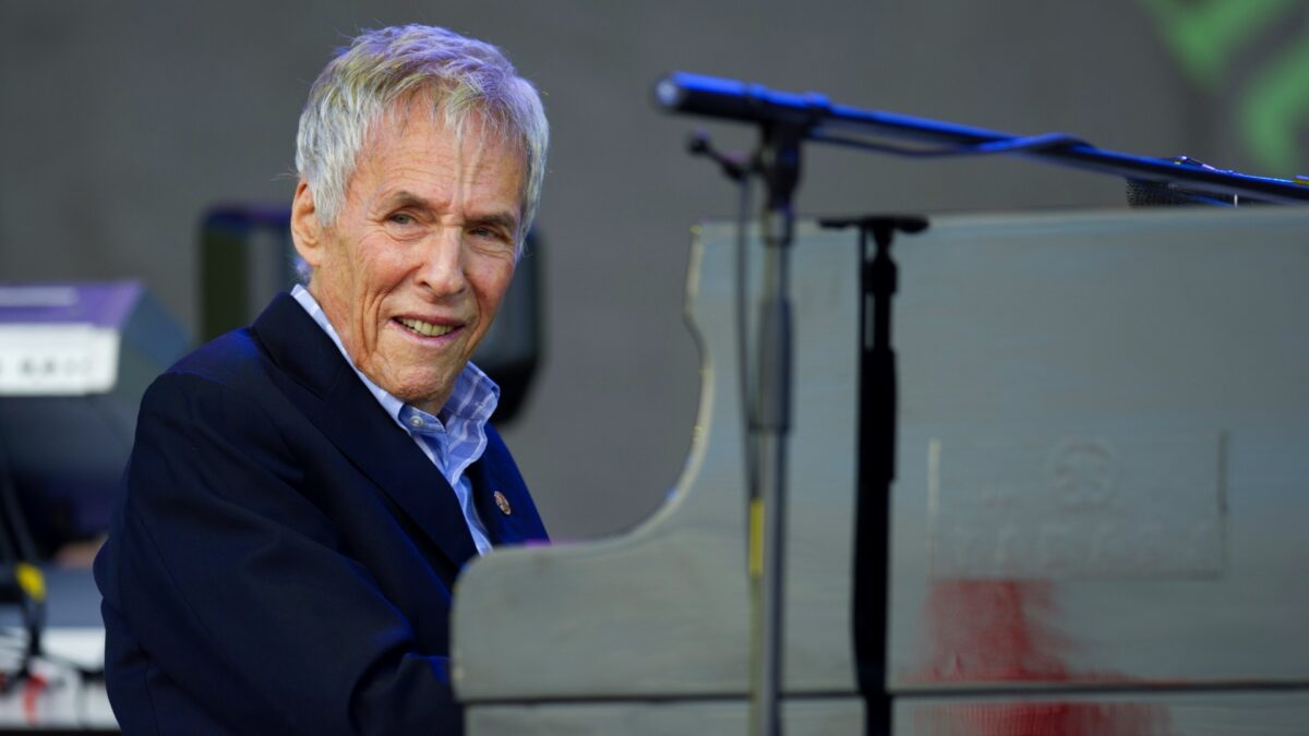 NextImg:Iconic Pop Musician Burt Bacharach Dead at 94