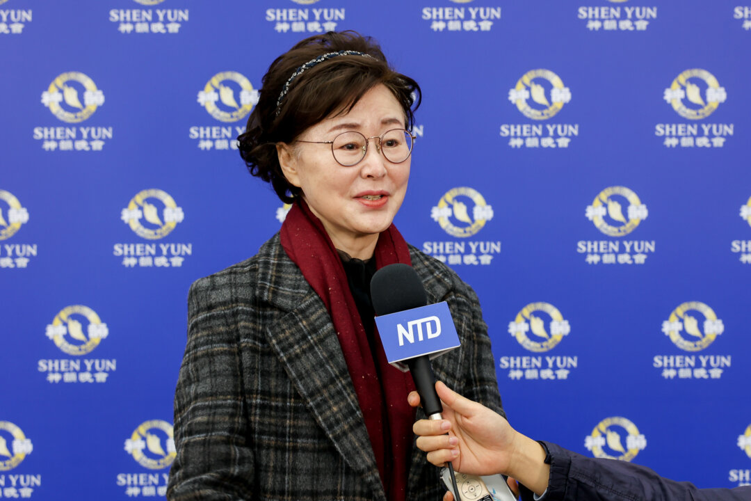 Ms. Kim Na-young, the chairwoman of the Korea Traditional Dance Association Andong City Branch and the president of the Ahree Art Company, attends Shen Yun Performing Arts at the Gumi Arts Center–Grand Hall in Gumi, South Korea, on Feb. 8, 2023. (Kim Guk-hwan/The Epoch Times)