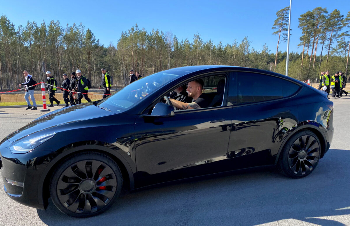 NextImg:Tesla's Model Y and Model 3 Top-Selling Vehicles in California in 2022