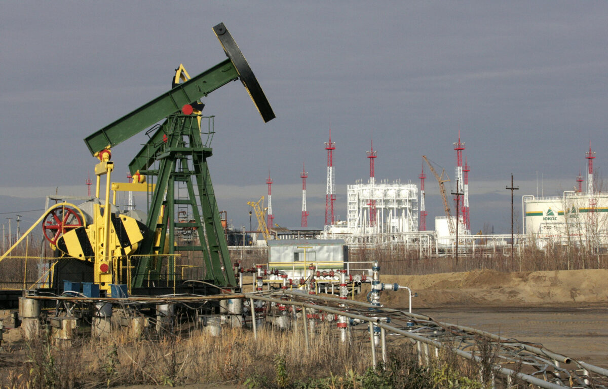 NextImg:Russia to Cut Oil Production in Response to Western Sanctions