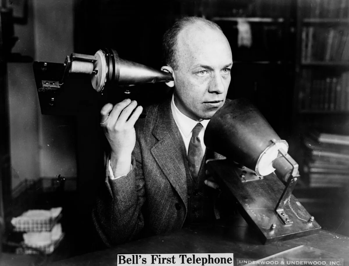 Alexander
Graham Bell’s first
telephone, circa
1915–1925. (Everett Collection/ Shutterstock)