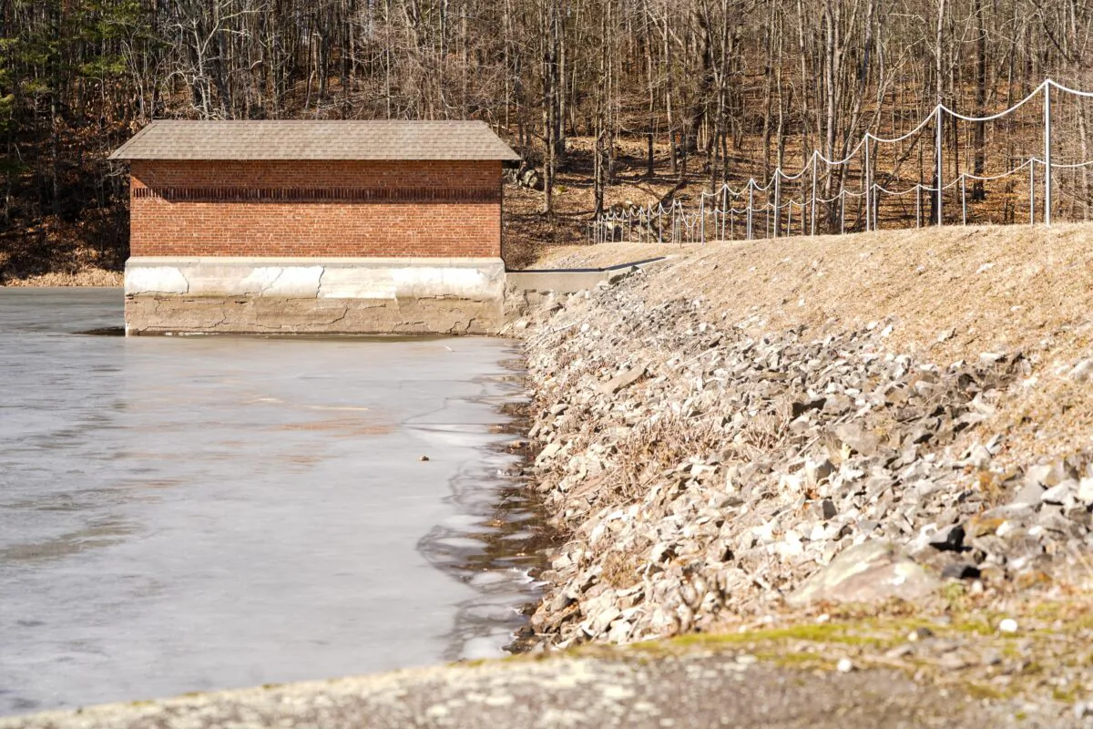 Woodward dam at the Shawangunk reservoir in Middletown, N.Y., on Feb. 10, 2023. (Cara Ding/The Epoch Times)