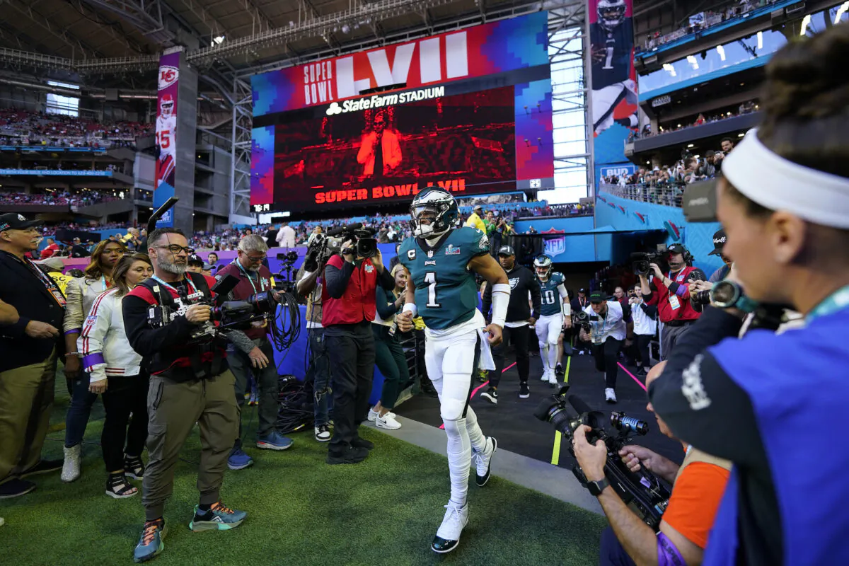 Philadelphia Eagles quarterback Jalen Hurts (1) runs onto the field for warm ups before the NFL Super Bowl 57 football game between the Kansas City Chiefs and the Philadelphia Eagles in Glendale, Ariz., on Feb. 12, 2023. (Matt Slocum/AP Photo)