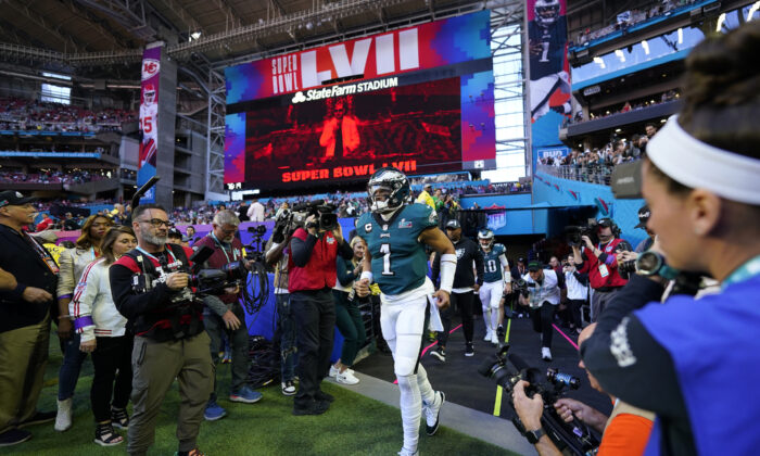 Jalen Hurts Sneaks it in for the First Touchdown of Super Bowl 57