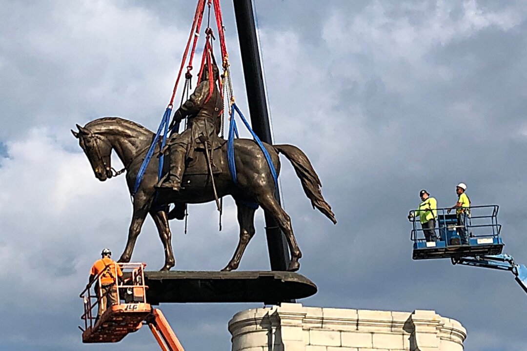 A statue of Confederate Gen. Robert E. Lee is removed from its pedestal on Monument Avenue in Richmond, Va. on Sept. 8, 2021. (Bob Brown/Getty Images)
