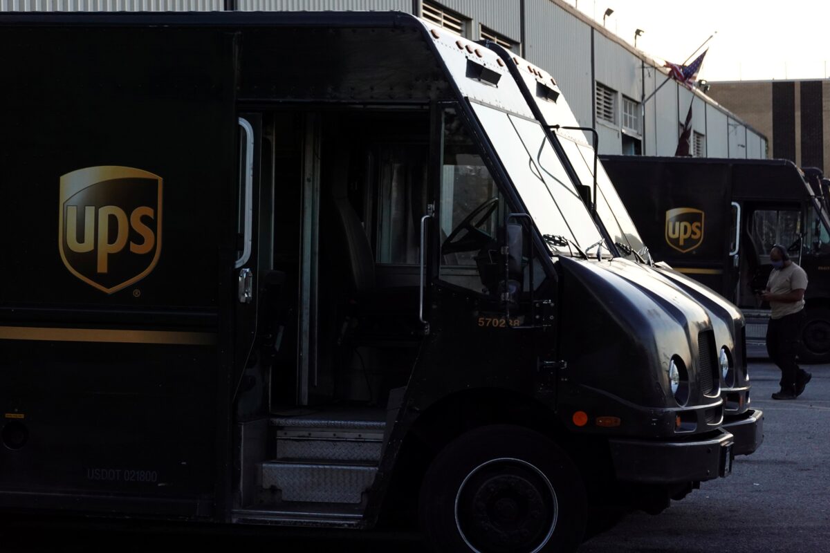 NextImg:UPS Cutting Back on Some Jobs as Teamster Labor Talks Loom